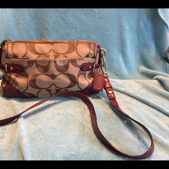 Coach Cross-body Medium Signature Handbag - Picture 3 of 12